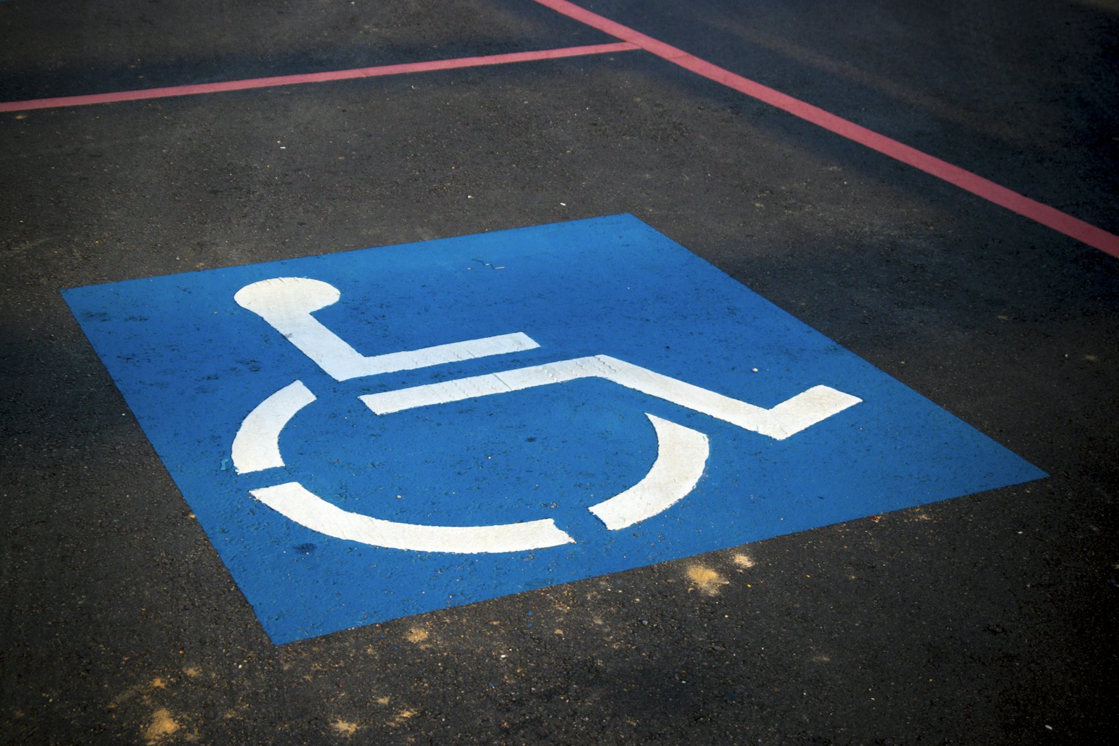 Parkeerplaats voor rolstoelgebruikers